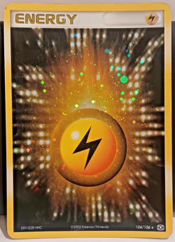 Lightning Energy 104/106 EX Emerald Holo Swirl Pokemon 2005 - Image 2