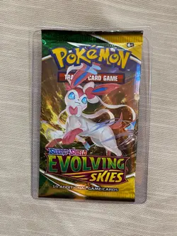 Pokemon TCG Sword & Shield Evolving Skies Booster 10 Card Pack | Sylveon - Image 1