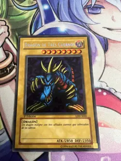 TRI-HORNED DRAGON SPANISH 1ST EDITION LOB-000 LDD-S000 LIGHT PLAY YUGIOH - Image 1