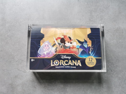 Disney Lorcana The First Chapter Display EN FIRST PRINT Neu OVP in Acryl Box - Image 1