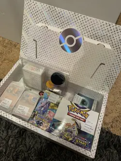 Pokemon Karten Sammlung Bulk Englisch 1000 Karten, Inkl. 151 UPC, Deckbox - Image 1