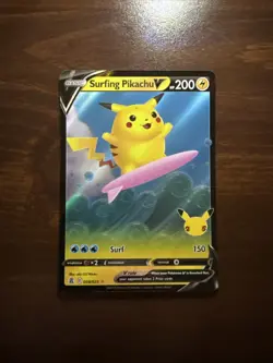 Surfing Pikachu V 008/025 - Pokemon TCG Celebrations (2021) - LP- HOLO - Image 1