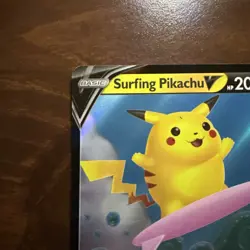 Surfing Pikachu V 008/025 - Pokemon TCG Celebrations (2021) - LP- HOLO - Image 2
