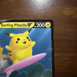 Surfing Pikachu V 008/025 - Pokemon TCG Celebrations (2021) - LP- HOLO - Image 3