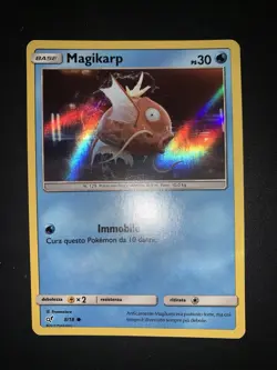 8/18 Magikarp Holo Detective Pikachu Pokemon Carta Ita Italiano - Image 1