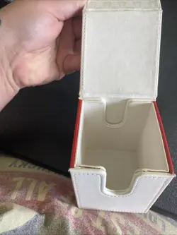 *USED* Magic: The Gathering - Guilds of Ravnica Alcove Flip/Deck Box (Boros) - Image 5