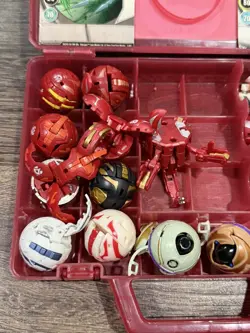 Bakugan - Lot of 4 Cards & 18 Brawlers with case - Image 3