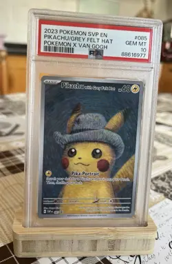 ✅ Pokemon Pikachu Van Gogh Grey Felt Hat Promo SVP EN 🇬🇧 #085 PSA 10 GEM MINT - Image 1
