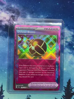 Deluxe Bomb 134/142 -Pokemon TCG S&V Stellar Crown SCR- NM ACE SPEC Trainer HOLO - Image 1