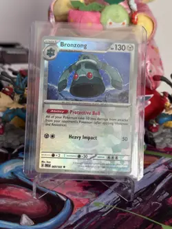 Bronzor (Master Ball) - 066/131 - Pokemon Prismatic Evolutions NM - Image 1