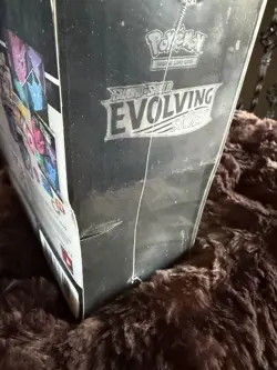 Pokemon TCG Evolving Skies Elite Trainer Box Sealed Small Tear In Plastic - Image 3