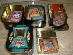 HUGE LOT OF 500+ YU-GI-OH TRADING CARDS IN TINS 1990'S - Image 1