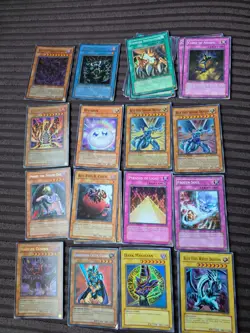 Yugioh Cards Bundle [2x BLUE-EYES SHINING DRAGON, 2xWHITE, DARK MAGICIAN, HOLO] - Image 1