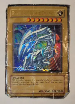 1996 Yu Gi Oh! Blue Eyes White Dragon SDK-001 Holo Ultra Rare Heavy Damage HP - Image 1