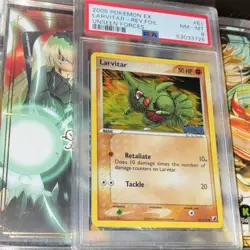 POKEMON LARVITAR COMMON REVERSE HOLO 61/115 EX UNSEEN FORCES PSA 8 2005 ENGLISH - Image 2