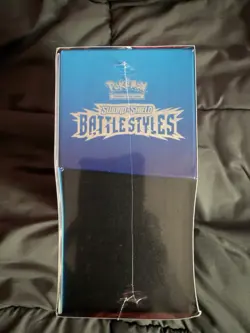 Pokemon TCG Sword & Shield - Battle Styles - Elite Trainer Box ETB Blue - Image 3
