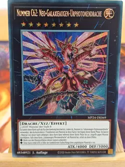 Nummer C62: Neo-Galaxieaugen-Urphotonendrache MP24-DE069 SCR Deutsch NM YUGIOH - Image 1