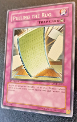 Yu-Gi-Oh! Pulling the Rug -STON-EN060 - Strike of Neos 1st edition 2007 NM - Image 3