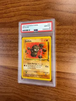1999 POKEMON FOSSIL 1999-2000 COPYRIGHT #47 GEODUDE PSA 10 - Image 1
