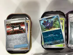 Mixed Bulk Lot Of 500+ Pokemon Trading Cards With Tin Containers (H6) NS#8785 - Image 4