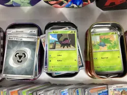 Mixed Bulk Lot Of 500+ Pokemon Trading Cards With Tin Containers (H6) NS#8785 - Image 5