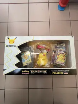 Pokemon TCG Gran Festa Collezione Premium con Statuina Pikachu VMAX - 10 Buste 820650601798 - Image 1
