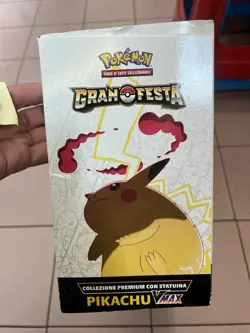Pokemon TCG Gran Festa Collezione Premium con Statuina Pikachu VMAX - 10 Buste 820650601798 - Image 4