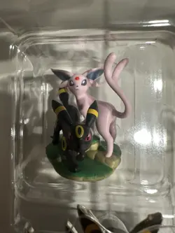 Prismatic Evolutions Premium Figure Collection Espeon & Umbreon PIN And Sleeves - Image 2