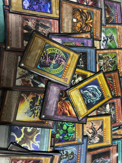 Vintage 2000s Yu-Gi-Oh Collection - SDK Blue eyes, SDY dark magician, SDD Duster - Image 1