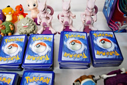 HUNDREDS OF UNSORTED COLLECTABLE POKEMON CARDS AND MISC POKEMON ITEMS - Image 4