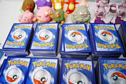 HUNDREDS OF UNSORTED COLLECTABLE POKEMON CARDS AND MISC POKEMON ITEMS - Image 5