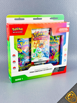 Collezione illustrazione Primi compagni d’avventura ITA Serie 1 SEALED Pokemon - Image 1
