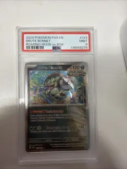 2023 POKEMON PAR EN-PARADOX RIFT ROARING MOON EX BOX #123 BRUTE BONNET PSA 9 - Image 1