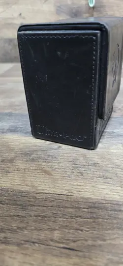 Magic the Gathering MTG Mana Flip Deck Box Ultra Pro BLACK Magnetic Pre Owned - Image 3