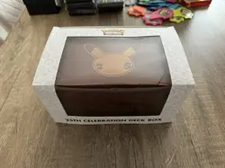 sealed NEU OVP Pokemon Celebrations 25th Deck Box Holz Vintage Ultra Pro - Image 1