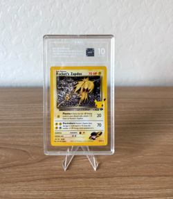 2021 POKEMON CELEBRATIONS CLASSIC COLL #15 ROCKET'S ZAPDOS-HOLO TAG 10 - Image 1