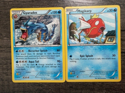 POKEMON CARDS GYRADOS 20/98 RARE + MAGIKARP 19/98 NON HOLO LP - Image 1