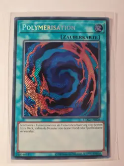 Yu-Gi-Oh! Polymerisation • LCKC-DE026 • Secret Rare • Deutsch • NM - Image 1