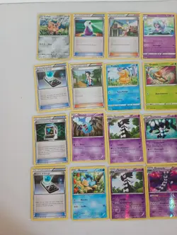 Lotto di 560 carte Pokemon GCC cards tra comuni Holo energie Vastro - Image 4