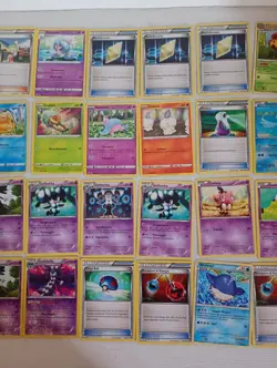Lotto di 560 carte Pokemon GCC cards tra comuni Holo energie Vastro - Image 5