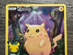 POKEMON FULL ART PIKACHU 005/025 RARE CELEBRATIONS 2021 LP + ARCEUS SLEEVE - Image 2