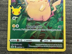 POKEMON FULL ART PIKACHU 005/025 RARE CELEBRATIONS 2021 LP + ARCEUS SLEEVE - Image 3