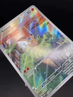 VICTINI SVP 208 - UNOVA ILLUSTRATION COLLECTION PROMO - FULL ART HOLO - NM - Image 4