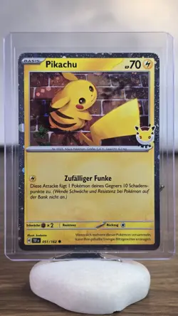 Pokemon Sammelkarte Pikachu 051/162 Promo Pokemon Day 2026 Deutsch Near Mint - Image 3