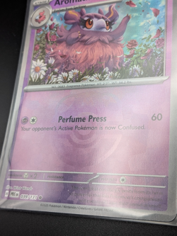 Aromatisse #039/131 *MASTERBALL REVERSE HOLO* (Prismatic Evolutions) Pokemon NM - Image 3