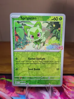 Sprigatito 012/193 - Pokemon Horizons Stamped Promo REVERSE Holo NM - Image 1