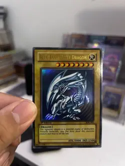 Yu-Gi-Oh Blue-Eyes White Dragon SDK-001 2002 1st Edition Ultra Rare Asia English - Image 1