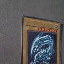 Vintage Konami Yu-Gi-Oh | Blue-Eyes White Dragon | Ultra Rare Unlimited SDK-001 - Image 3