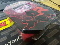 Pokemon TCG Team Rocket Mewtwo EX Tin – German – Factory Sealed 2025 - Image 3