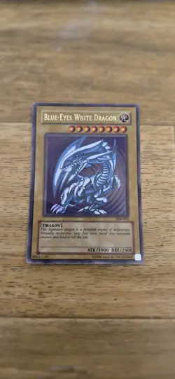 Yu-Gi-Oh Card - SDK-001- BLUE EYES WHITE DRAGON RARE HOLO - Image 1